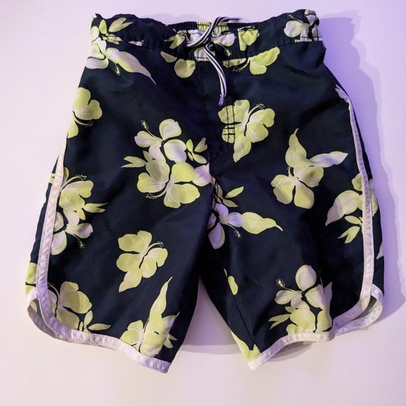 5T Boys Swim Bundle - 3 bathing suits + 1 rash guard - Picture 7 of 9